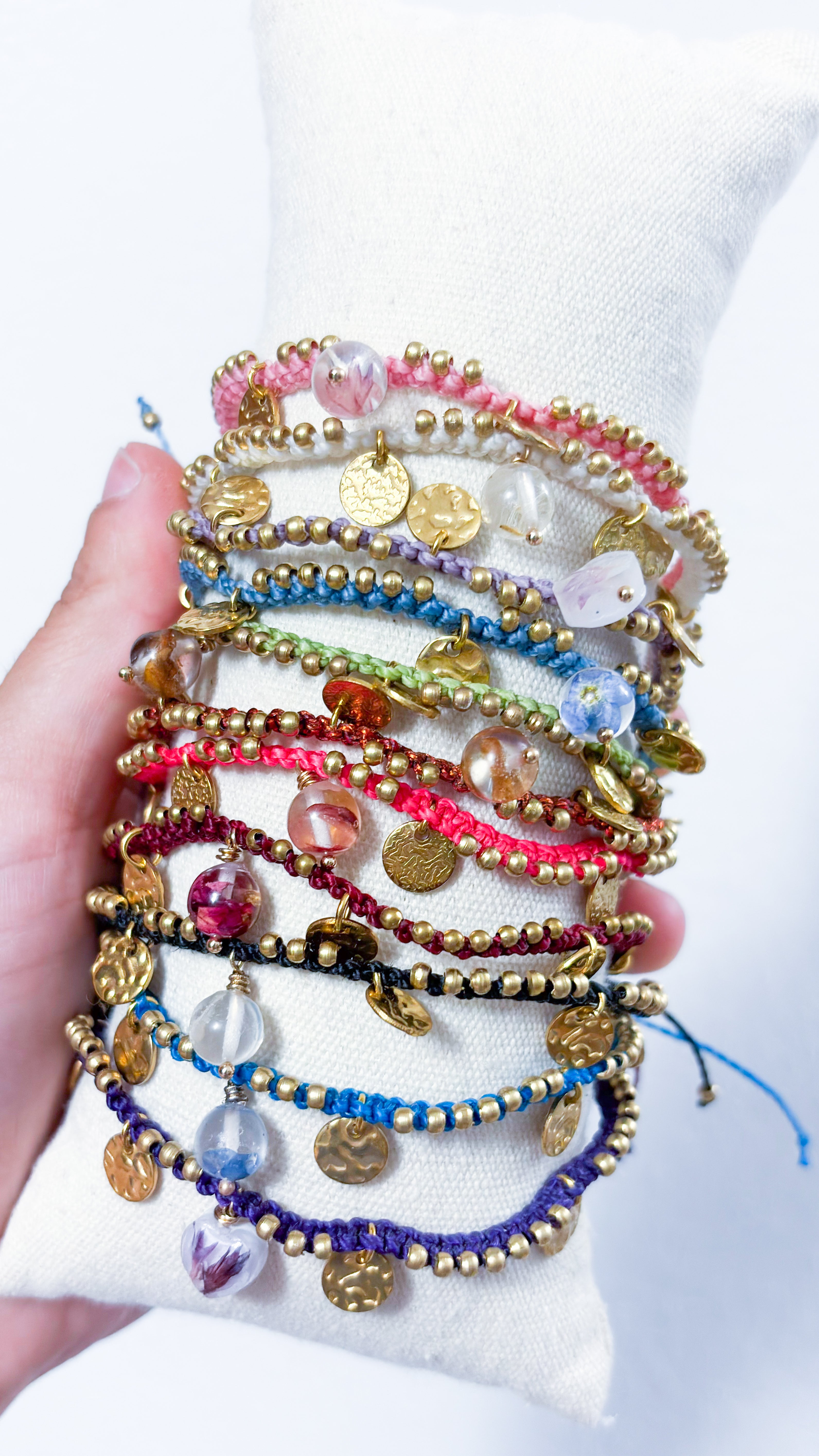 Cavigliere floreali in macrame